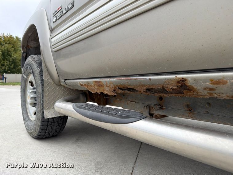 image for item FU0586 2001 Chevrolet Silverado 2500HD Crew Cab pickup truck