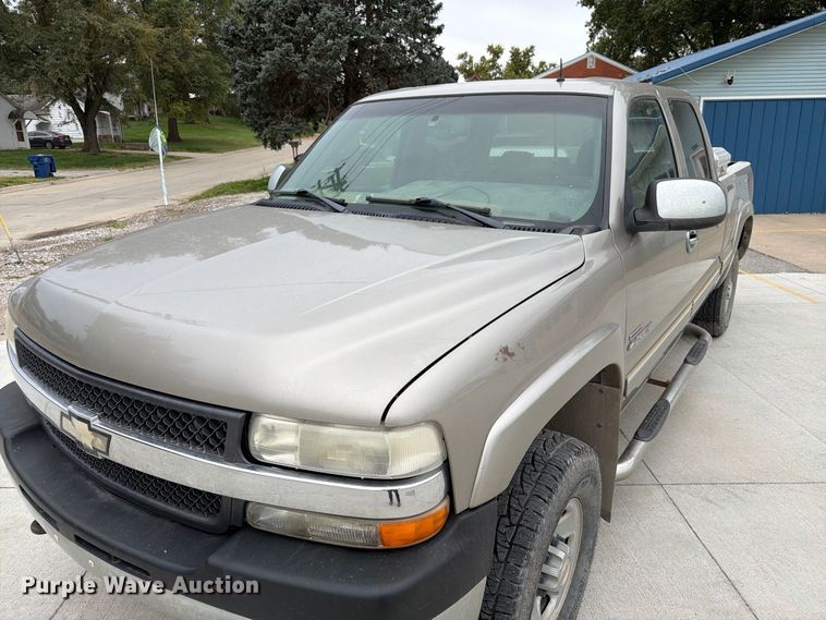 image for item FU0586 2001 Chevrolet Silverado 2500HD Crew Cab pickup truck