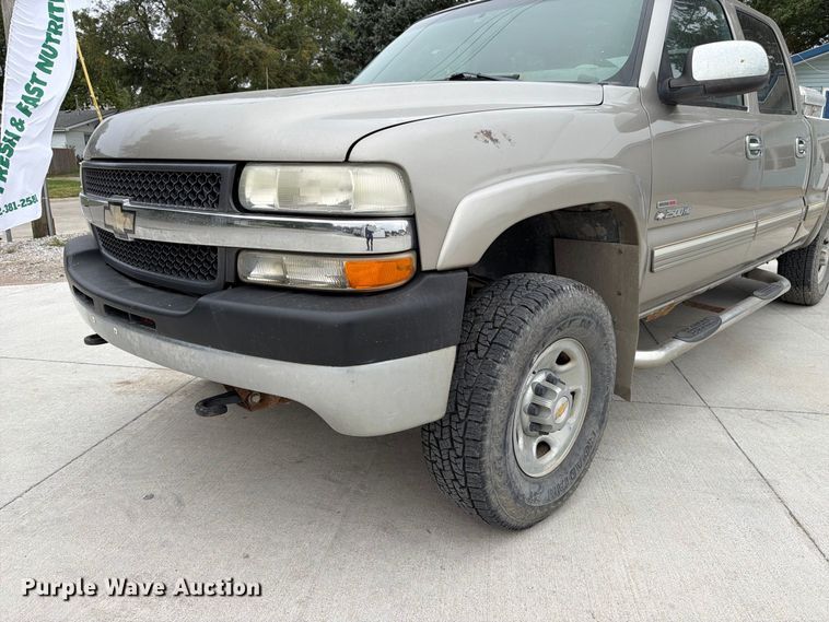 image for item FU0586 2001 Chevrolet Silverado 2500HD Crew Cab pickup truck