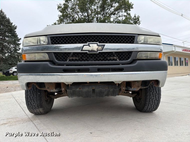 image for item FU0586 2001 Chevrolet Silverado 2500HD Crew Cab pickup truck