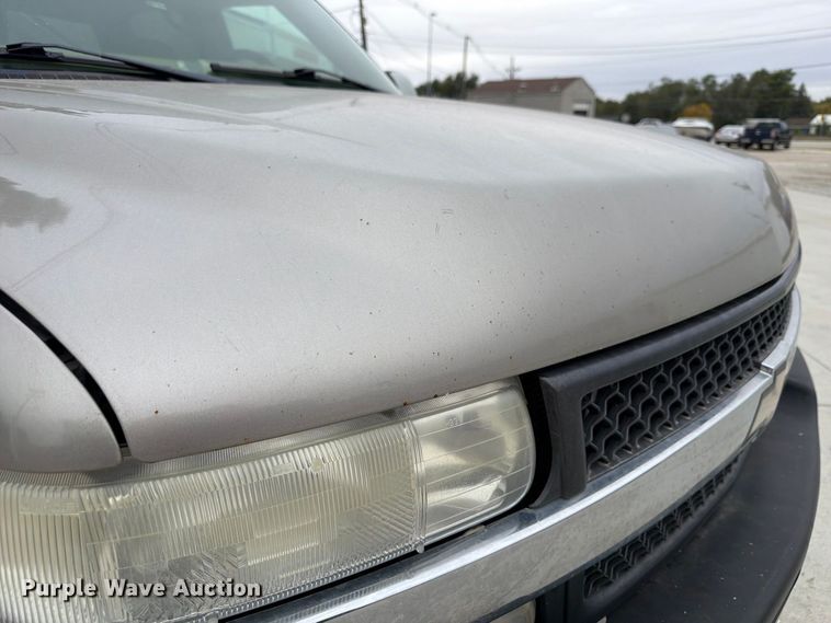 image for item FU0586 2001 Chevrolet Silverado 2500HD Crew Cab pickup truck