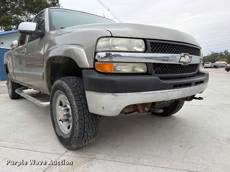 image for item FU0586 2001 Chevrolet Silverado 2500HD Crew Cab pickup truck