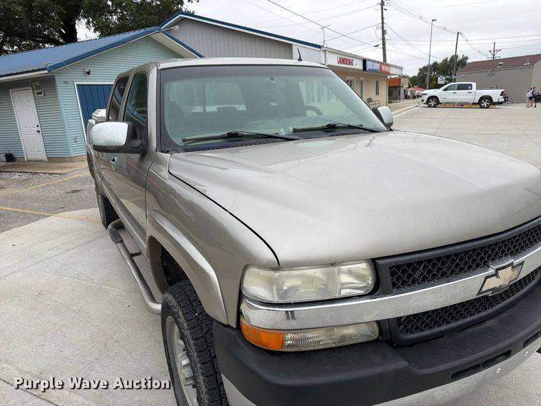 image for item FU0586 2001 Chevrolet Silverado 2500HD Crew Cab pickup truck