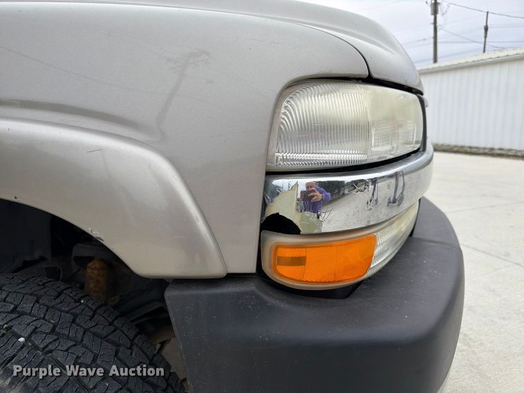 image for item FU0586 2001 Chevrolet Silverado 2500HD Crew Cab pickup truck