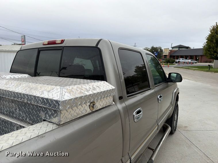 image for item FU0586 2001 Chevrolet Silverado 2500HD Crew Cab pickup truck