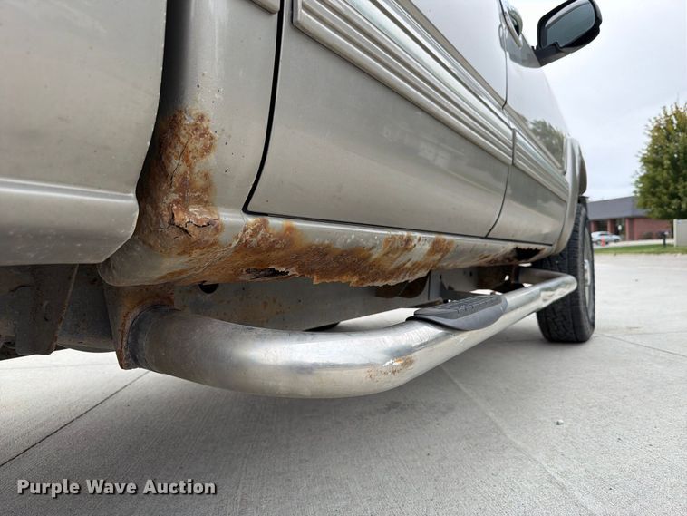 image for item FU0586 2001 Chevrolet Silverado 2500HD Crew Cab pickup truck