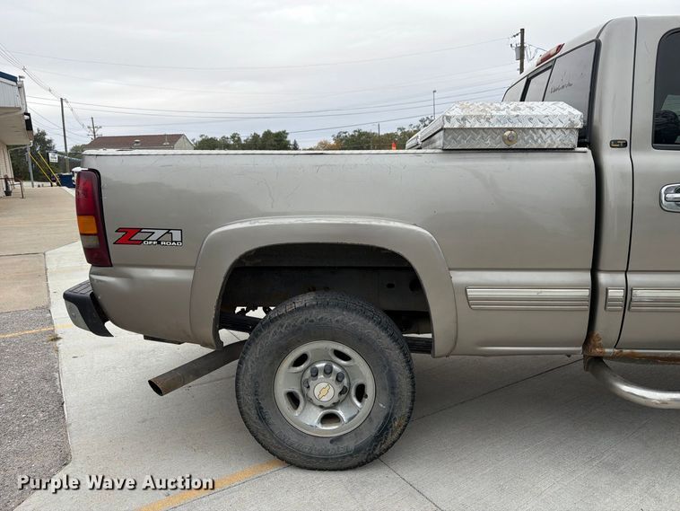image for item FU0586 2001 Chevrolet Silverado 2500HD Crew Cab pickup truck