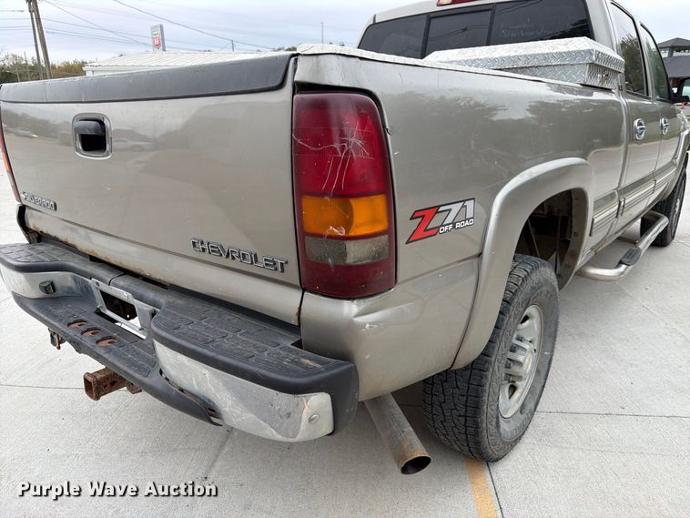 image for item FU0586 2001 Chevrolet Silverado 2500HD Crew Cab pickup truck