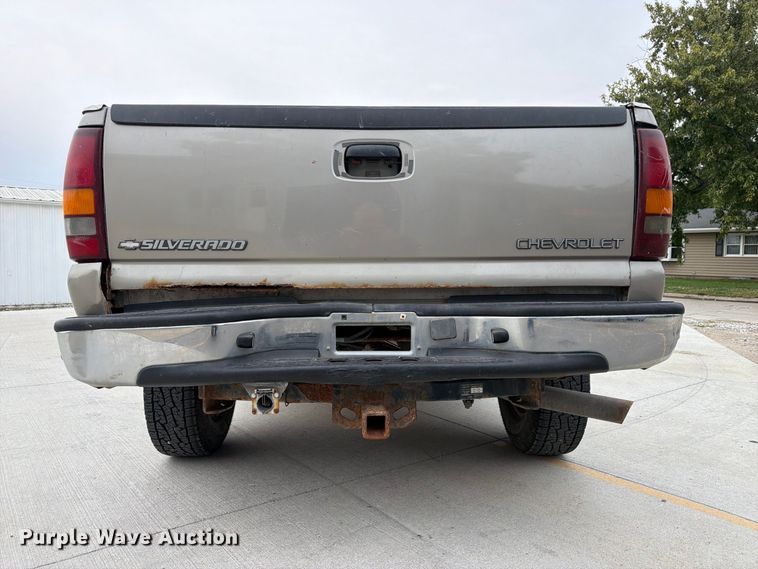 image for item FU0586 2001 Chevrolet Silverado 2500HD Crew Cab pickup truck