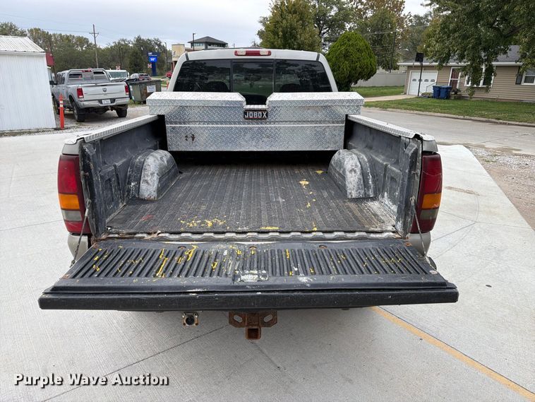 image for item FU0586 2001 Chevrolet Silverado 2500HD Crew Cab pickup truck
