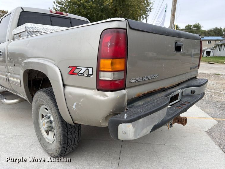image for item FU0586 2001 Chevrolet Silverado 2500HD Crew Cab pickup truck