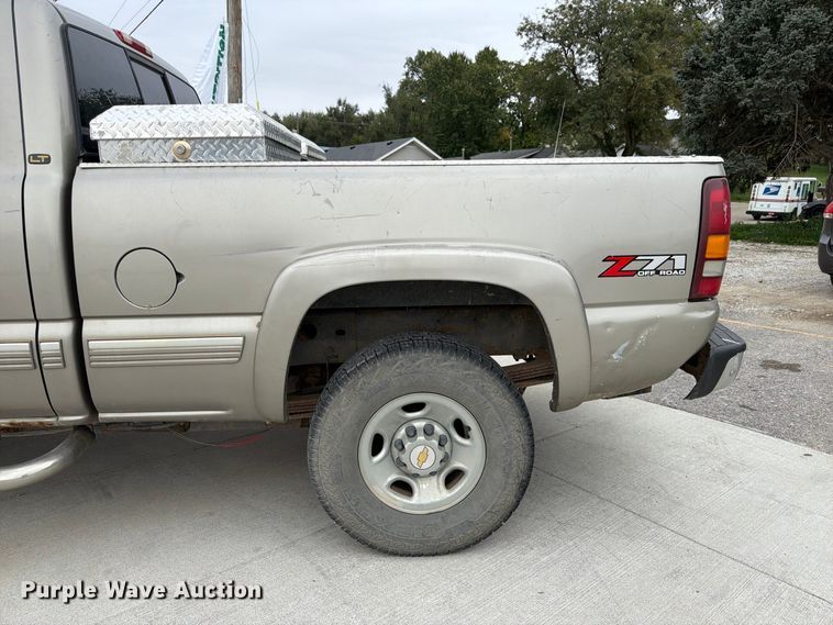 image for item FU0586 2001 Chevrolet Silverado 2500HD Crew Cab pickup truck