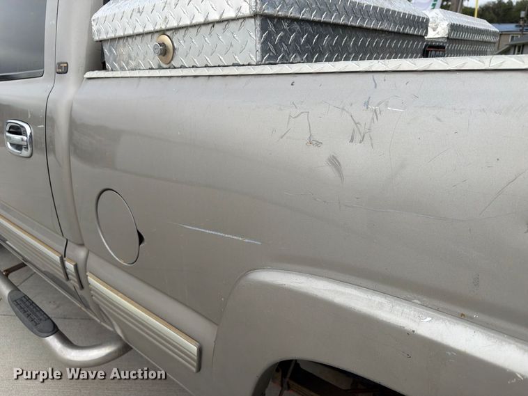image for item FU0586 2001 Chevrolet Silverado 2500HD Crew Cab pickup truck