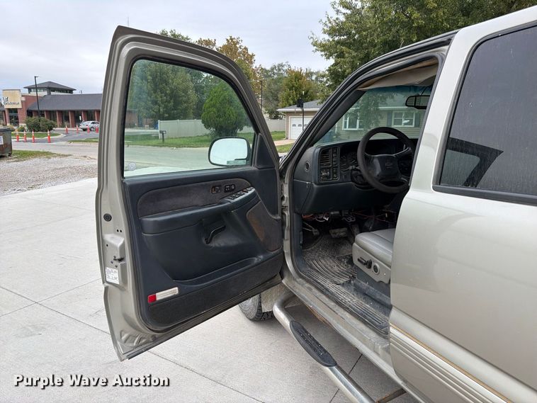 image for item FU0586 2001 Chevrolet Silverado 2500HD Crew Cab pickup truck