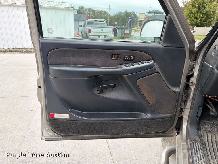 image for item FU0586 2001 Chevrolet Silverado 2500HD Crew Cab pickup truck