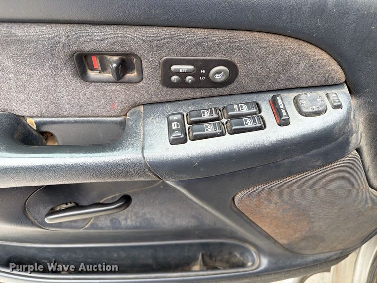 image for item FU0586 2001 Chevrolet Silverado 2500HD Crew Cab pickup truck