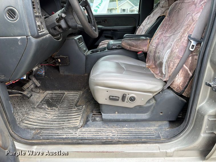 image for item FU0586 2001 Chevrolet Silverado 2500HD Crew Cab pickup truck