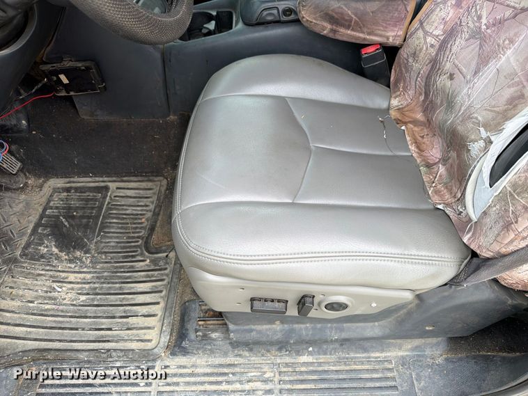 image for item FU0586 2001 Chevrolet Silverado 2500HD Crew Cab pickup truck