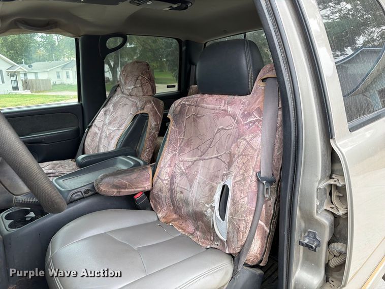 image for item FU0586 2001 Chevrolet Silverado 2500HD Crew Cab pickup truck