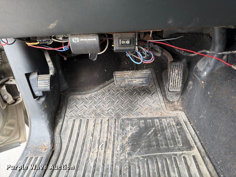 image for item FU0586 2001 Chevrolet Silverado 2500HD Crew Cab pickup truck