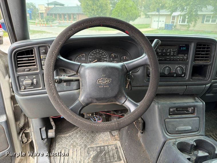 image for item FU0586 2001 Chevrolet Silverado 2500HD Crew Cab pickup truck