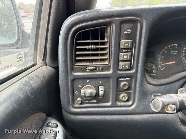 image for item FU0586 2001 Chevrolet Silverado 2500HD Crew Cab pickup truck