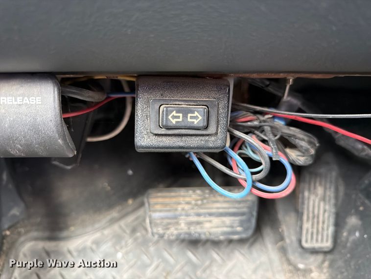 image for item FU0586 2001 Chevrolet Silverado 2500HD Crew Cab pickup truck