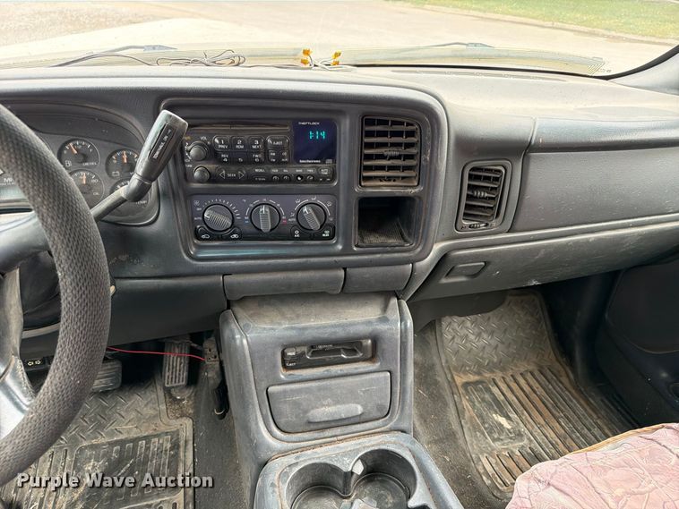 image for item FU0586 2001 Chevrolet Silverado 2500HD Crew Cab pickup truck
