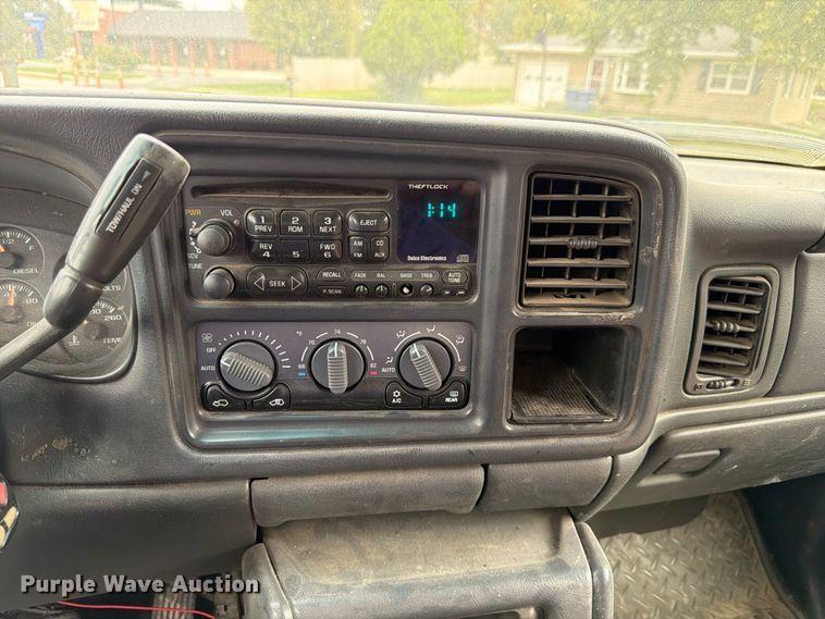 image for item FU0586 2001 Chevrolet Silverado 2500HD Crew Cab pickup truck