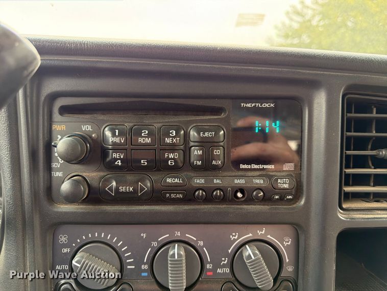 image for item FU0586 2001 Chevrolet Silverado 2500HD Crew Cab pickup truck