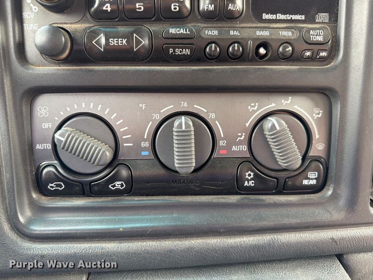 image for item FU0586 2001 Chevrolet Silverado 2500HD Crew Cab pickup truck