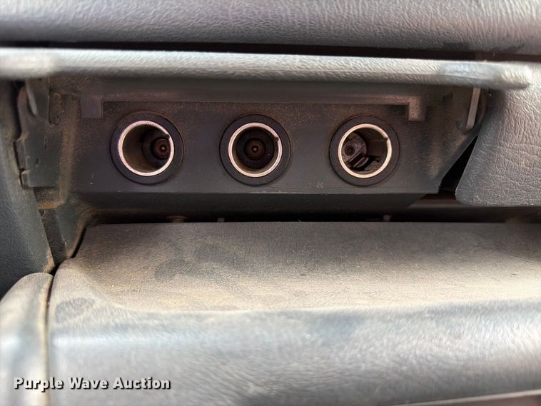 image for item FU0586 2001 Chevrolet Silverado 2500HD Crew Cab pickup truck
