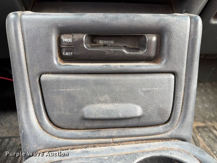 image for item FU0586 2001 Chevrolet Silverado 2500HD Crew Cab pickup truck