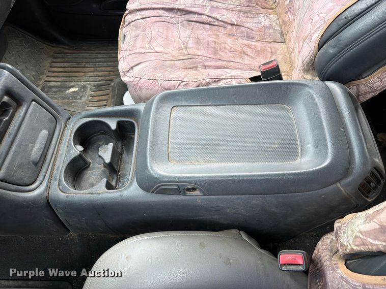 image for item FU0586 2001 Chevrolet Silverado 2500HD Crew Cab pickup truck