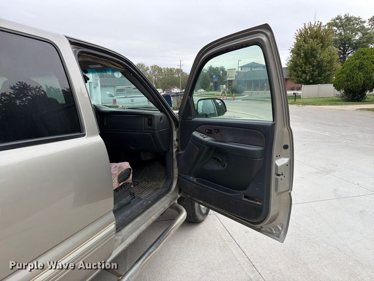 image for item FU0586 2001 Chevrolet Silverado 2500HD Crew Cab pickup truck