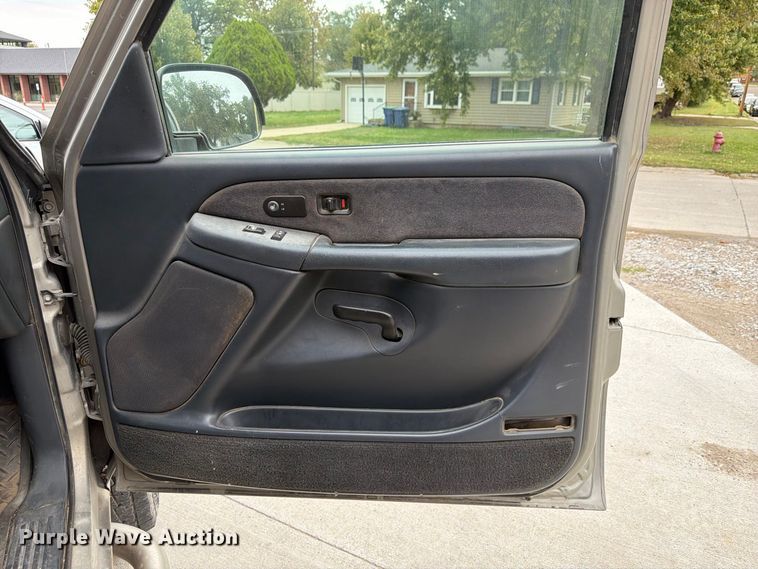 image for item FU0586 2001 Chevrolet Silverado 2500HD Crew Cab pickup truck