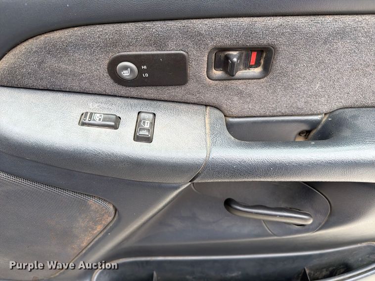 image for item FU0586 2001 Chevrolet Silverado 2500HD Crew Cab pickup truck