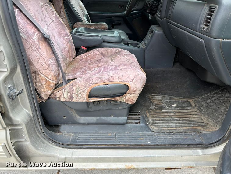 image for item FU0586 2001 Chevrolet Silverado 2500HD Crew Cab pickup truck