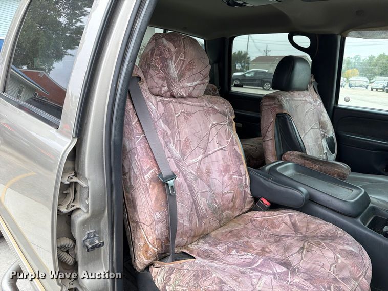 image for item FU0586 2001 Chevrolet Silverado 2500HD Crew Cab pickup truck