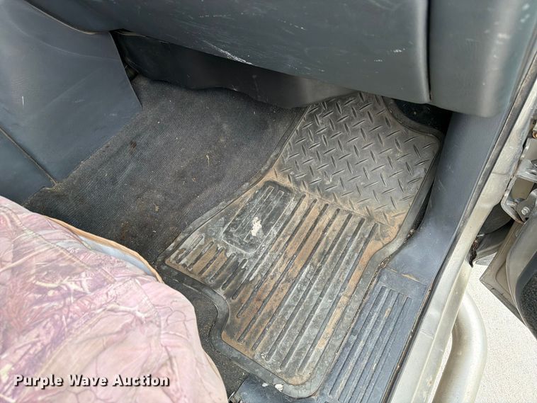 image for item FU0586 2001 Chevrolet Silverado 2500HD Crew Cab pickup truck