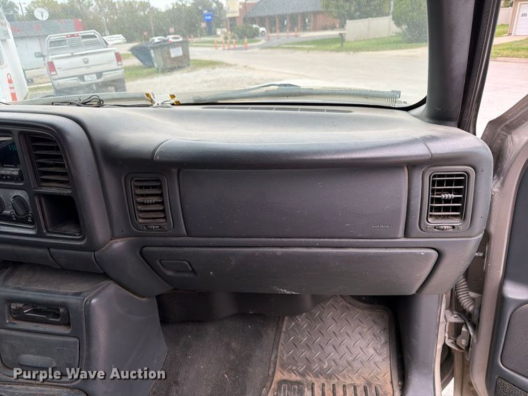 image for item FU0586 2001 Chevrolet Silverado 2500HD Crew Cab pickup truck