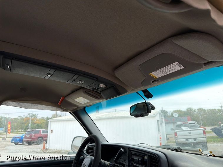 image for item FU0586 2001 Chevrolet Silverado 2500HD Crew Cab pickup truck