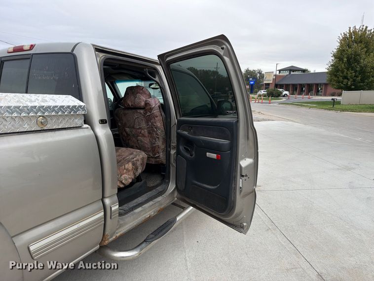 image for item FU0586 2001 Chevrolet Silverado 2500HD Crew Cab pickup truck