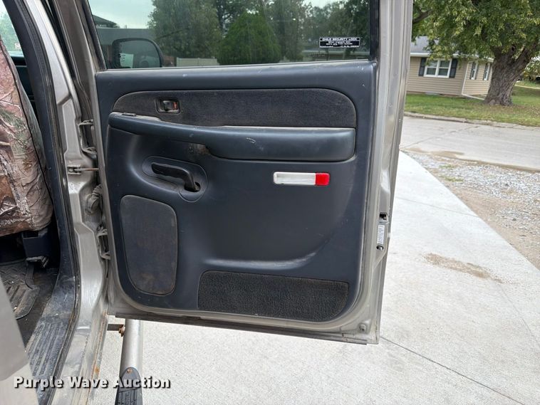 image for item FU0586 2001 Chevrolet Silverado 2500HD Crew Cab pickup truck