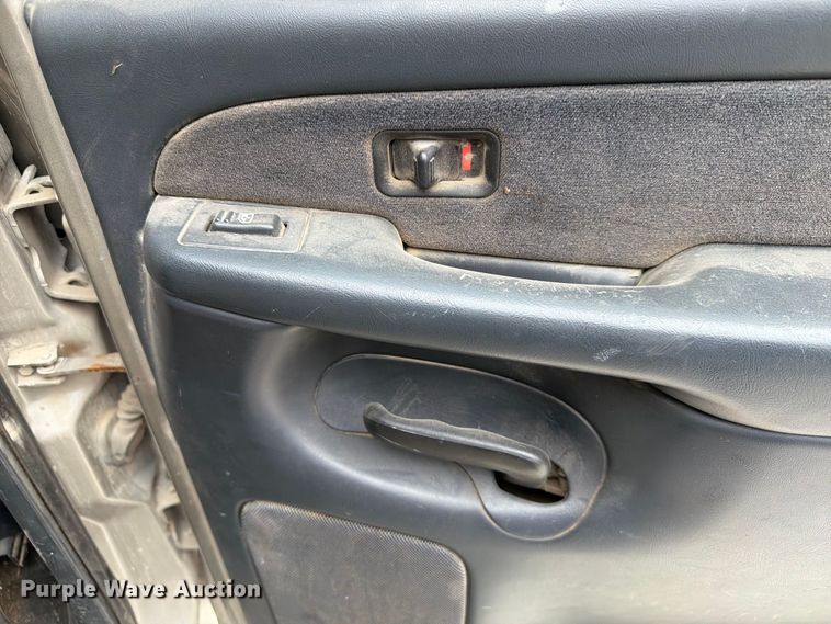 image for item FU0586 2001 Chevrolet Silverado 2500HD Crew Cab pickup truck