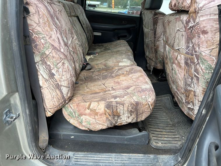image for item FU0586 2001 Chevrolet Silverado 2500HD Crew Cab pickup truck