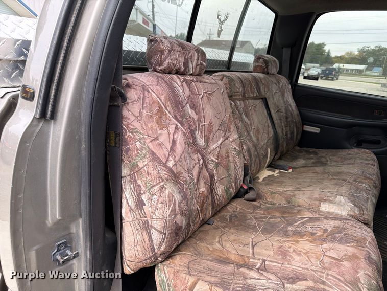 image for item FU0586 2001 Chevrolet Silverado 2500HD Crew Cab pickup truck