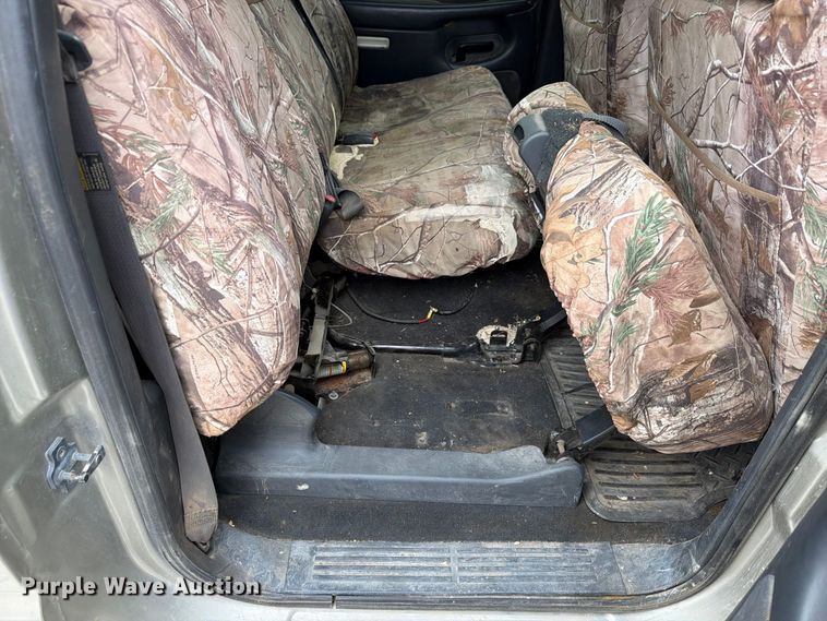 image for item FU0586 2001 Chevrolet Silverado 2500HD Crew Cab pickup truck