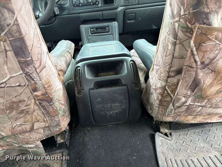 image for item FU0586 2001 Chevrolet Silverado 2500HD Crew Cab pickup truck