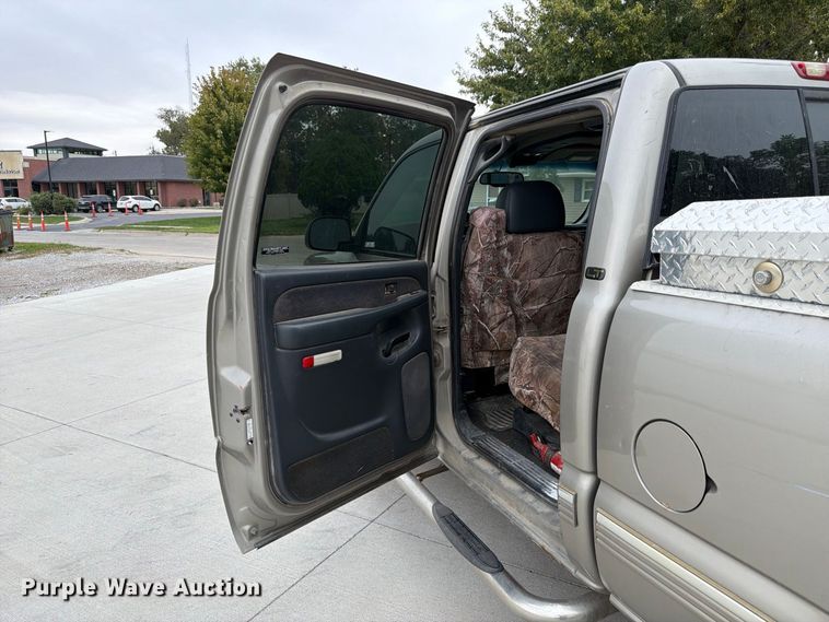 image for item FU0586 2001 Chevrolet Silverado 2500HD Crew Cab pickup truck